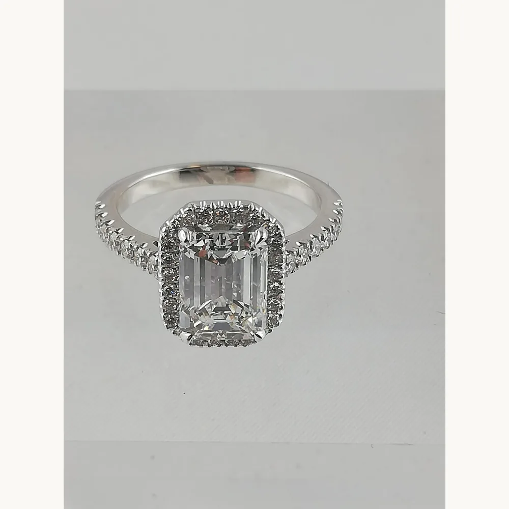 Bague diamant taille emeraude d'environ deux carats - Prague